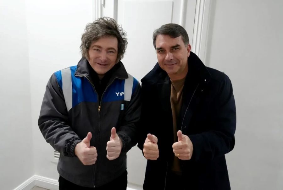 Javier Milei recebe Flávio Bolsonaro em Buenos Aires e publica foto do encontro