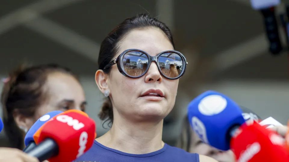 Michelle Bolsonaro deixa de seguir enteados no Instagram