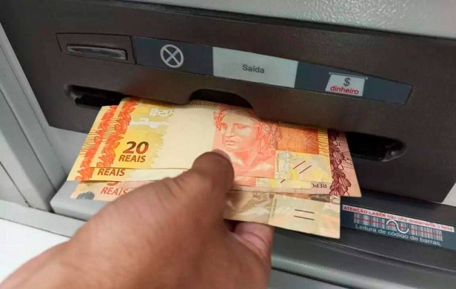 Governo do Amazonas inicia pagamento da primeira parcela do 13º salário