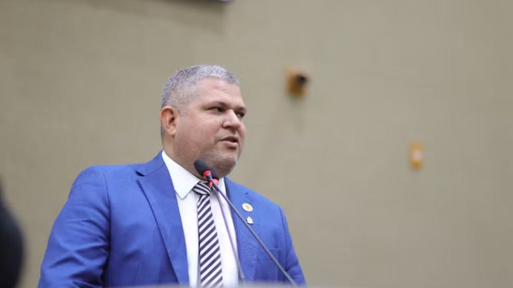 TRE-AM mantém suspensão da cassação do mandato de Elan Alencar