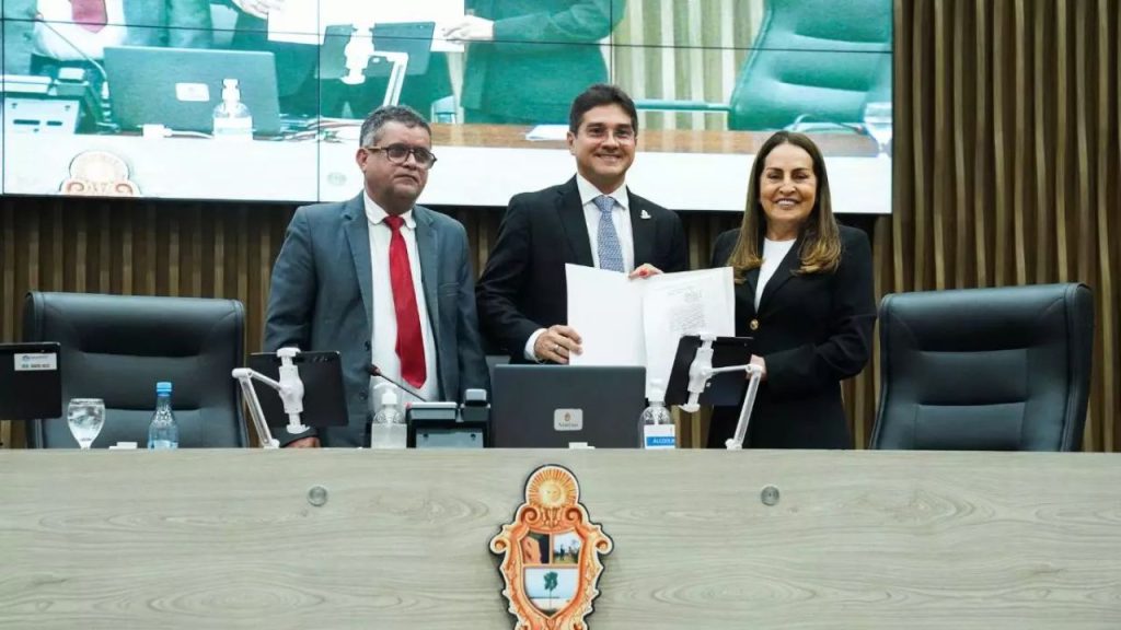 Glória Carratte toma posse como vereadora na Câmara Municipal de Manaus