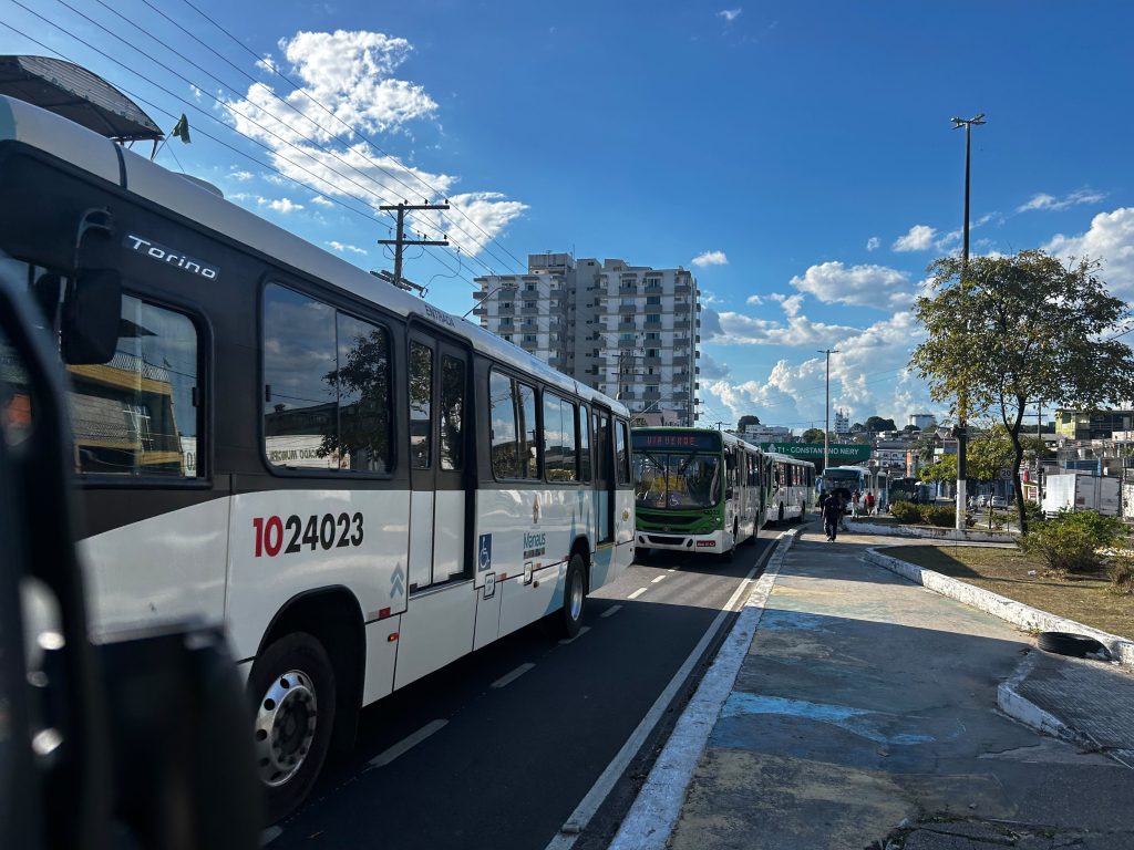 Rodoviários liberam 40% da frota de ônibus durante greve em Manaus