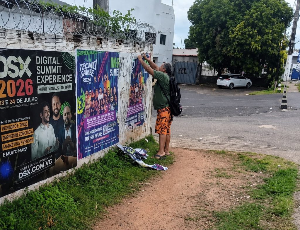 Homem é multado por colar cartazes em espaço público na zona Oeste de Manaus