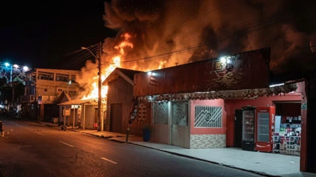 Incêndio destrói residência e quitinetes na rua Clarindo Chaves em Parintins