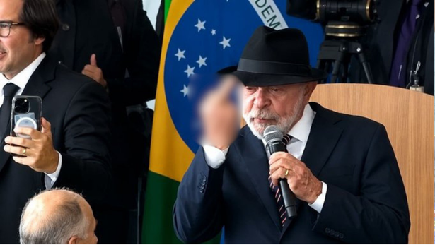 Lula faz gesto durante discurso sobre preconceito contra pobres no Planalto