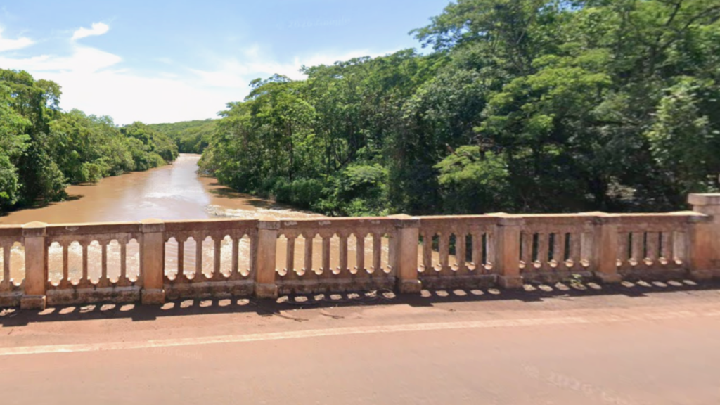Mulher é sequestrada e jogada de ponte após discussão em boate de MG