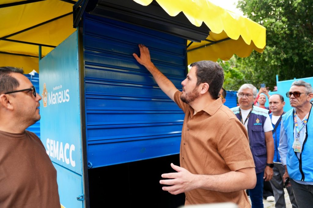 Prefeito Renato Junior entrega bancas padronizadas a camelôs em Manaus