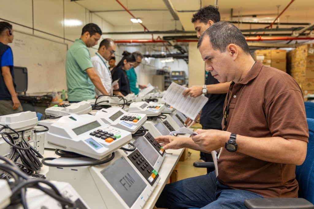 TRE-AM realiza testes com 275 urnas eletrônicas para as Eleições de 2026
