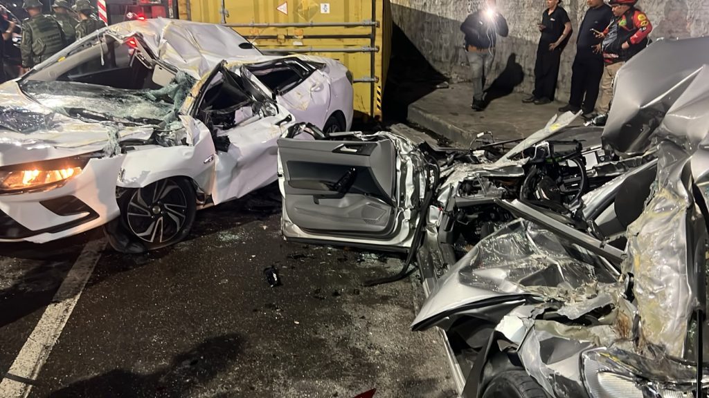 Acidente com dois carros e carreta deixa vítimas presas na avenida das Torres