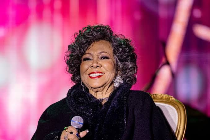 Alcione se desequilibra e cai durante show em São Luís