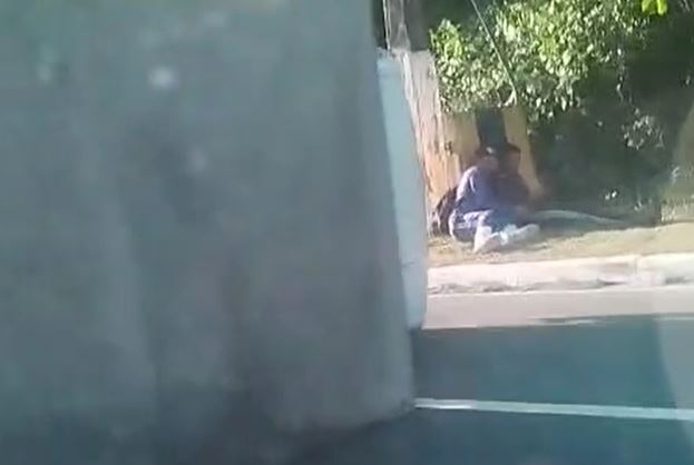 Caminhão capota após colisão com moto na Santos Dumont e gera feridos