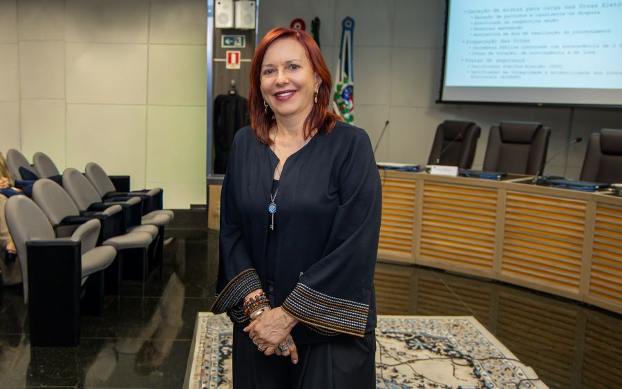 Perfil da presidente do TRE-AM, desembargadora Carla Maria Santos dos Reis