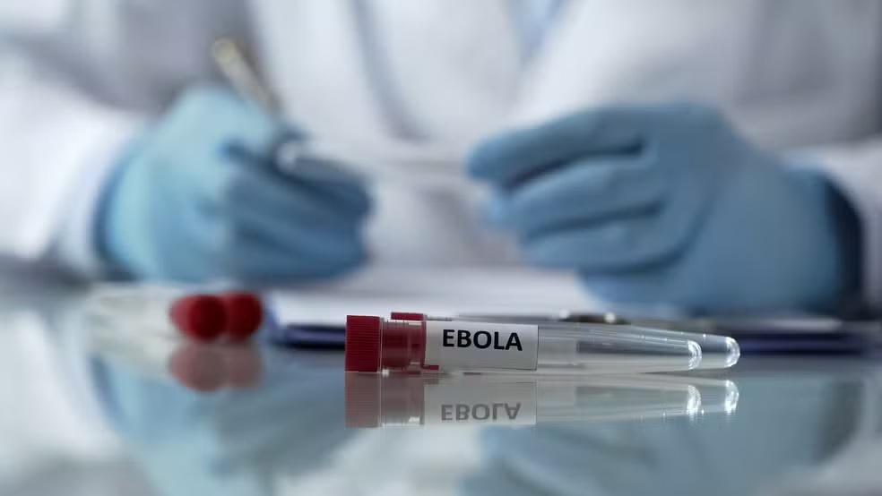 Oxford inicia ensaio clínico de vacina contra cepa Bundibugyo do Ebola