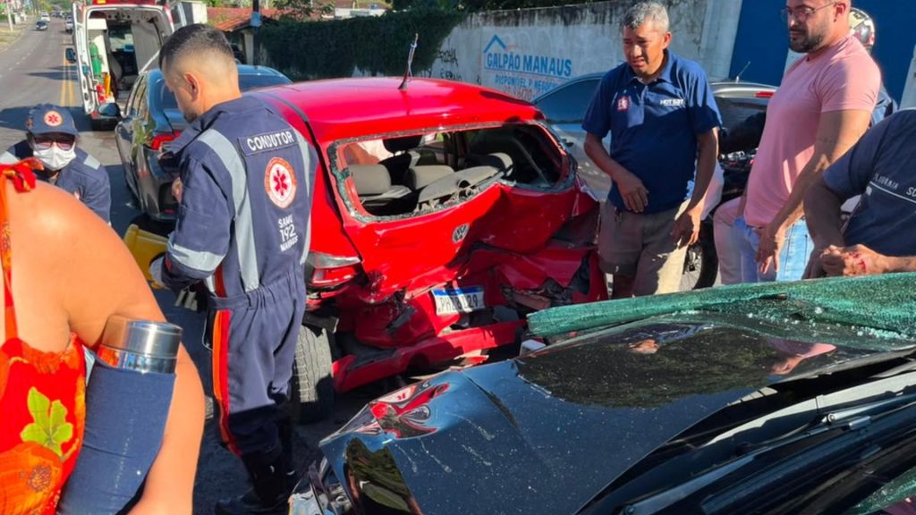 Motorista com indícios de embriaguez causa engavetamento em Manaus