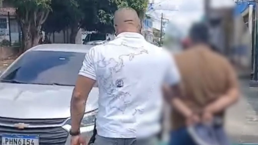 Homem é preso suspeito de se passar por gerente de RH para aplicar golpes em Manaus