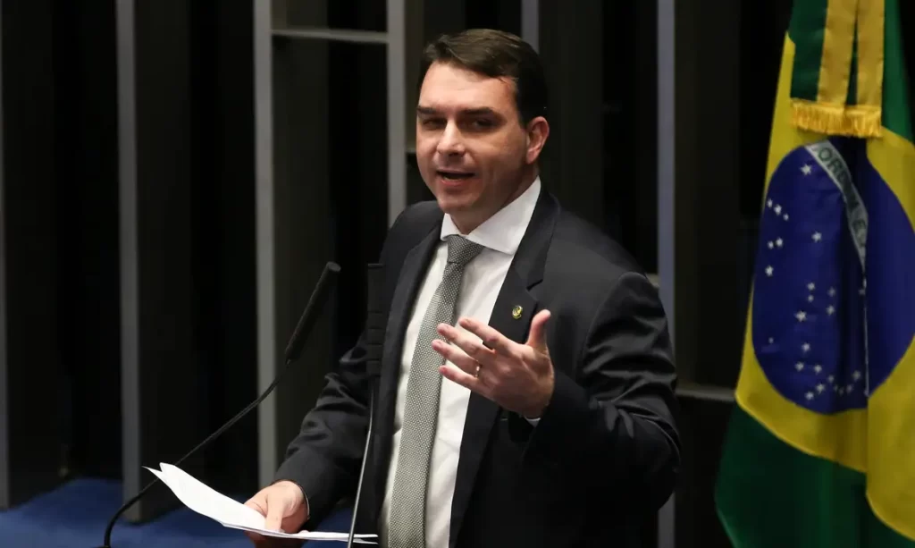 PGR pede que Flávio Bolsonaro seja ouvido em inquérito sobre calúnia contra Lula