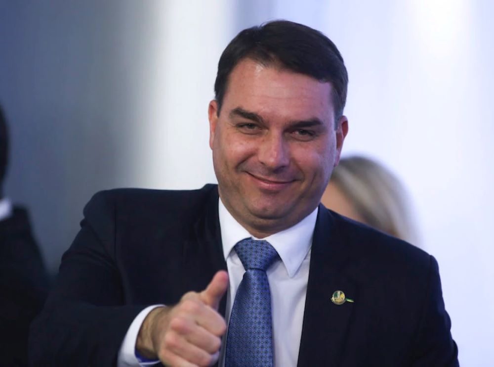 Flávio Bolsonaro lidera intenções de voto no Amazonas, aponta pesquisa