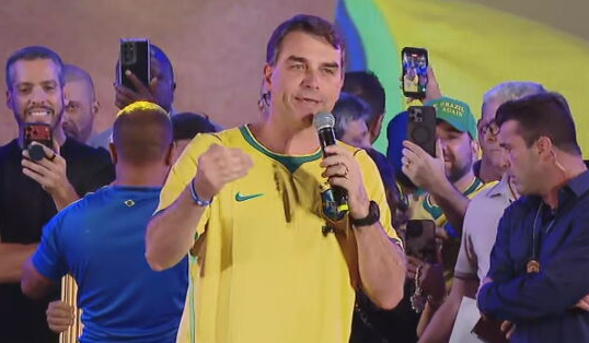 Flávio Bolsonaro diz que vai aos EUA defender o PIX