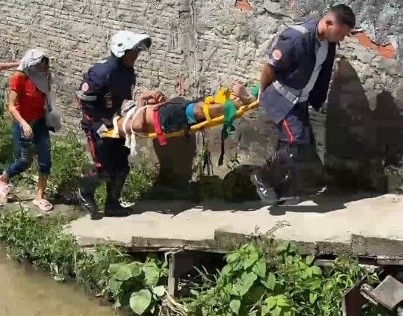 Homem é esfaqueado e cai em igarapé no bairro Valparaíso, em Manaus