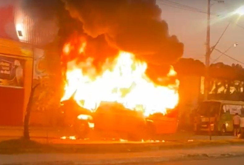 Protesto dos Amarelinhos bloqueia Grande Circular e resulta em micro-ônibus incendiado