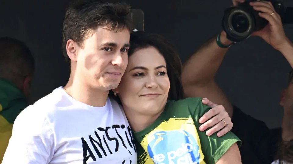 Michelle Bolsonaro recebe apelido após críticas a Flávio Bolsonaro