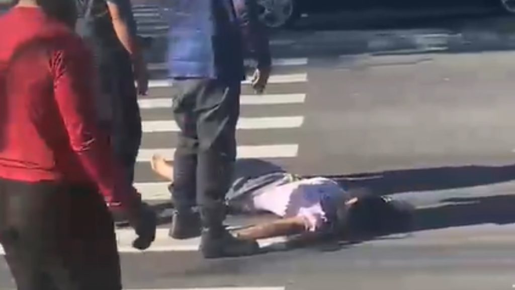 Mulher fica ferida em acidente entre moto e carro na Avenida Coronel Teixeira