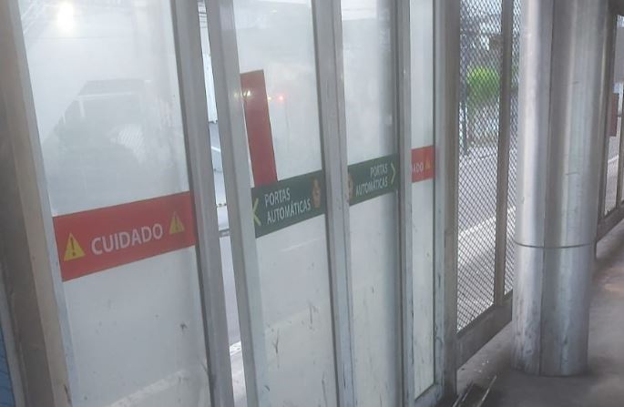 Vandalismo causa prejuízo de R$ 31 mil em portas automáticas de ônibus em Manaus