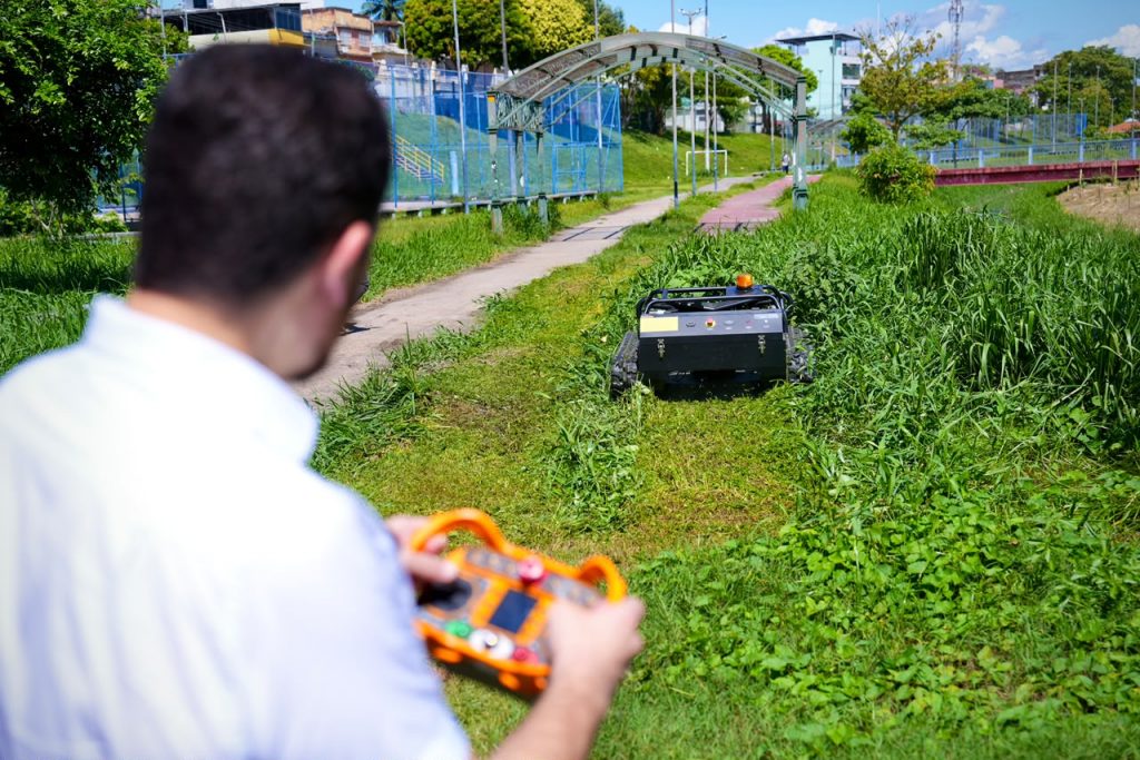 Prefeitura de Manaus utiliza robôs cortadores de grama na limpeza urbana