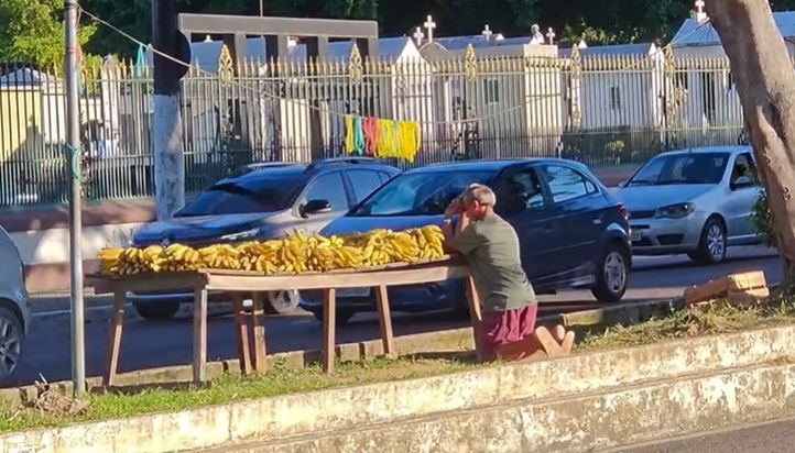 Vendedor de bananas é filmado em oração antes do trabalho em Manaus