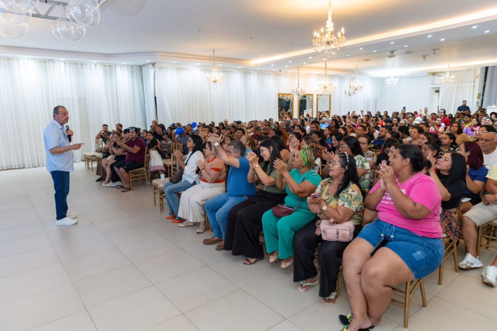 Omar Aziz prioriza valorização dos professores em proposta educacional