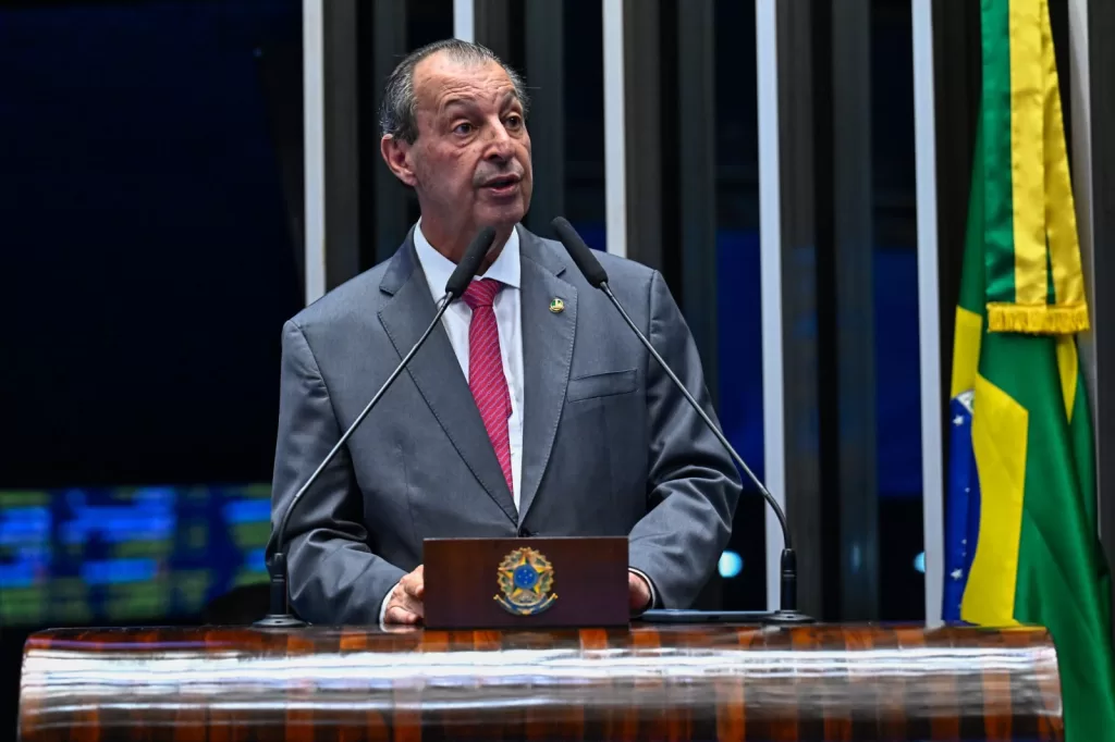 Omar Aziz entrega relatório da PEC 221/2019 que acaba com escala 61 no Senado