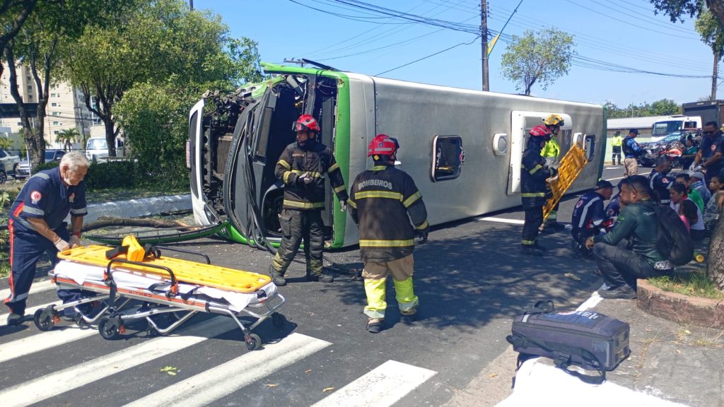 Ônibus capota após bater em árvore na Vila São Jorge, em Manaus