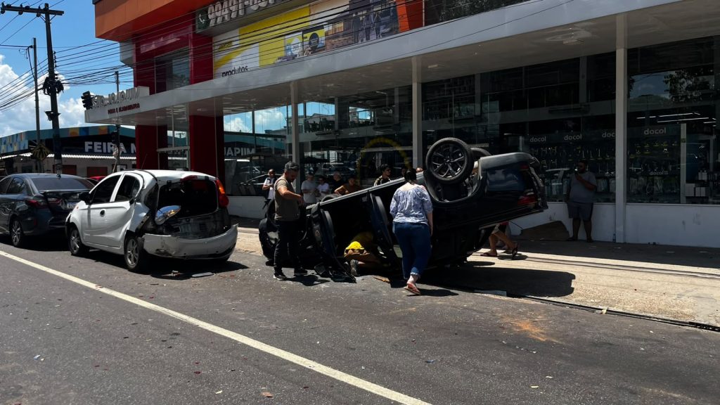 Acidente com quatro veículos deixa dois feridos na zona Sul de Manaus