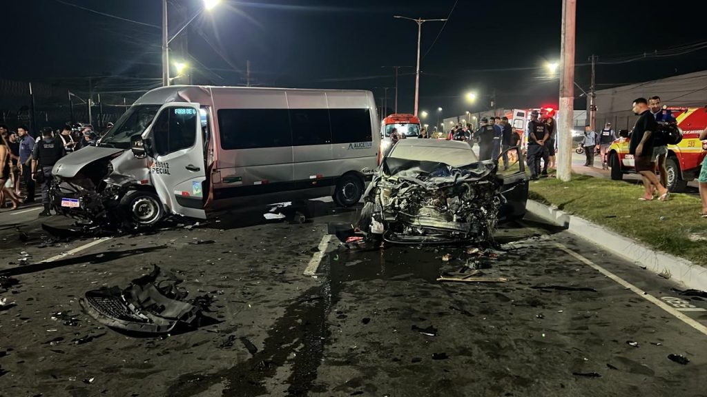 Acidente entre carro de aplicativo e van deixa um morto e 16 feridos em Manaus