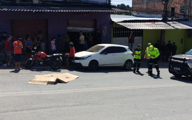 Motociclista morre após colisão com caçamba na avenida Hibisco em Manaus