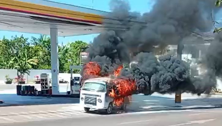Kombi pega fogo em posto de combustíveis em Iranduba; ninguém se fere