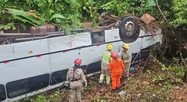 Micro-ônibus cai em ribanceira na BR-174 em Presidente Figueiredo e 17 ficam feridos