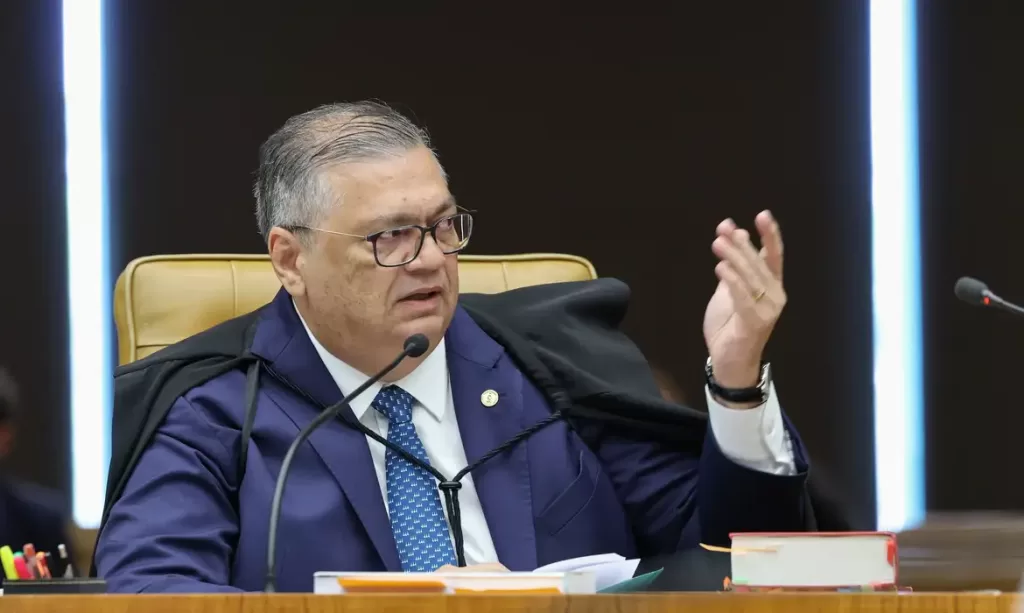 Ministro Flávio Dino pede vista e suspende julgamento sobre Moraes e Mendonça