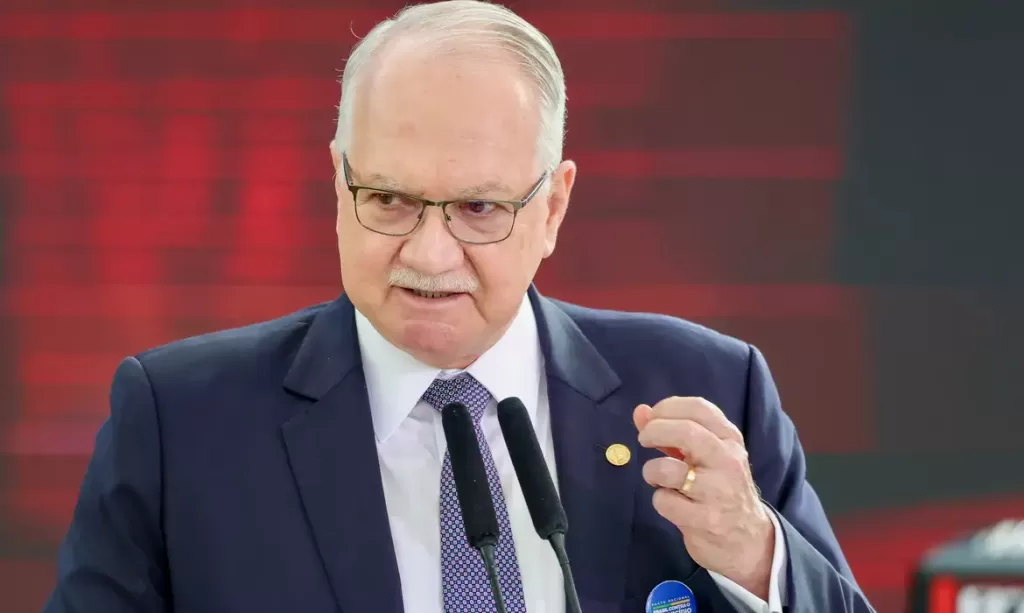 Fachin anuncia resposta firme do STF e defende fim do inquérito das fake news