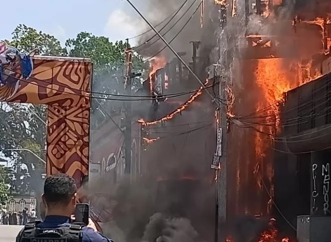 Incêndio atinge antigo prédio do Banco da Amazônia no Centro de Manaus