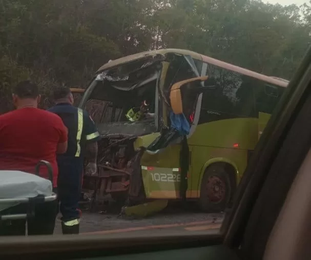 Motorista de ônibus fica preso nas ferragens após colisão na BR-174