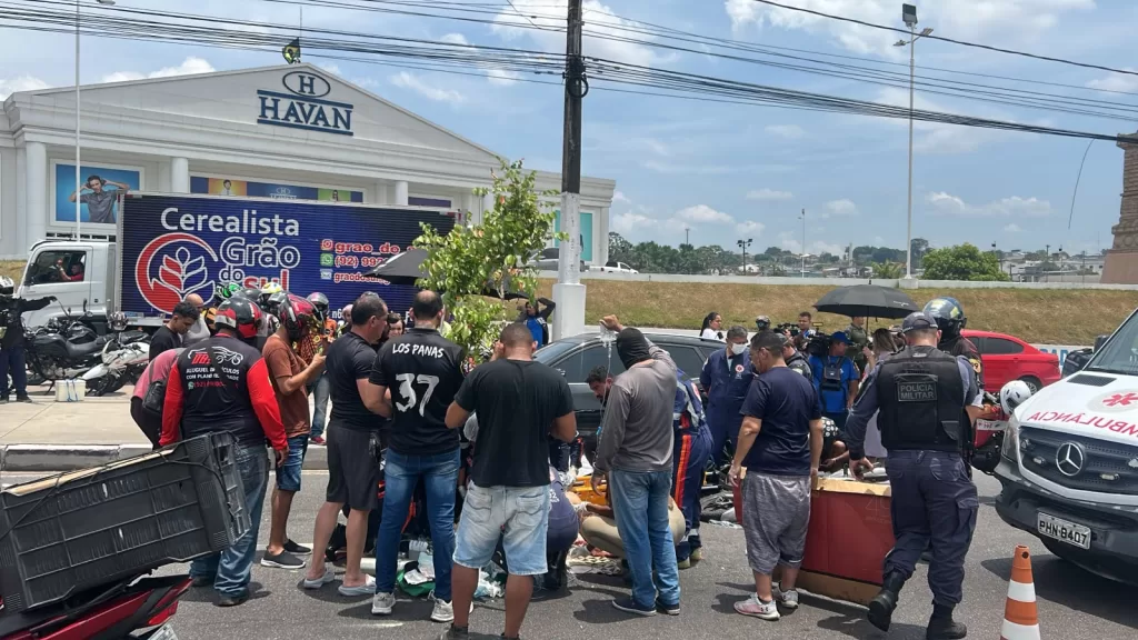 Mulher passageira de moto por aplicativo tem perna esmagada em acidente com carreta em Manaus