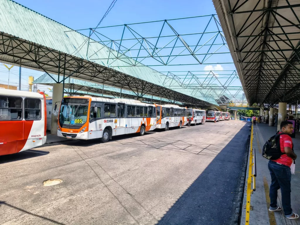 Prefeito de Manaus informa fim da paralisação dos ônibus nesta terça-feira