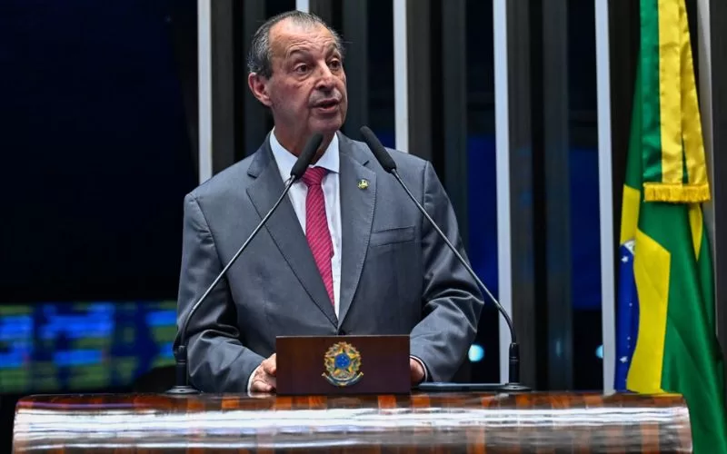 Senador Omar Aziz passa mal por insolação e recebe atendimento na Samel em Manaus