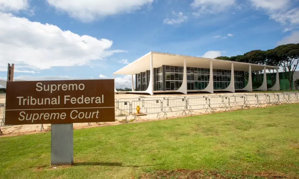 Treze ex-ministros do STF pedem investigação rigorosa sobre denúncias na Corte