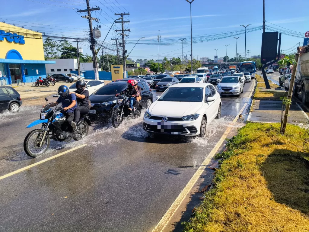 Rompimento de adutora na Torquato Tapajós afeta abastecimento e trânsito em Manaus
