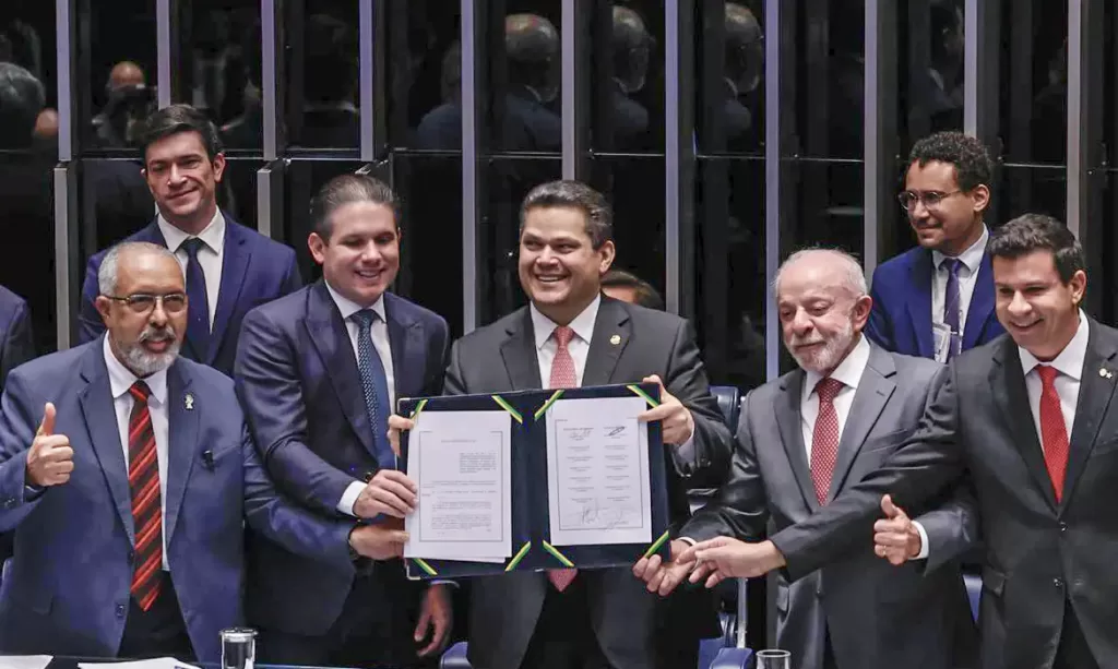 Congresso promulga Emenda Constitucional nº 141 de 2026 com nova escala de trabalho