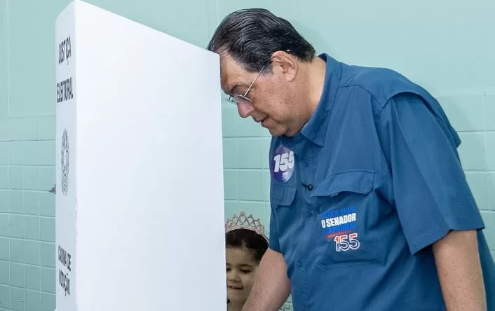 Eduardo Braga vota em Manaus e lidera pesquisas para o Senado no Amazonas