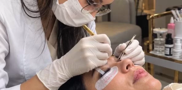 Extensão de cílios: beleza com foco em segurança e qualificação profissional