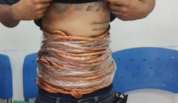 Funcionário é preso ao tentar sair com 12 kg de fios de cobre na cintura